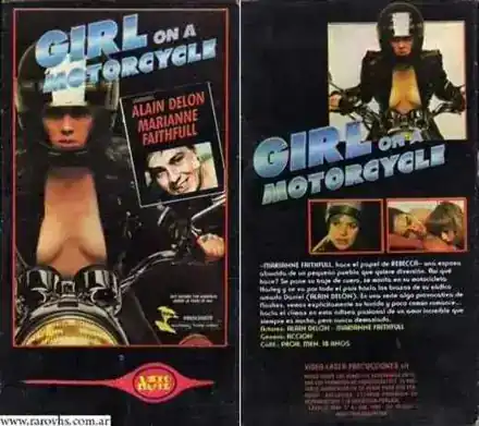 La chica de la moto (en los títulos) / Chica motociclista (etiqueta del VHS)